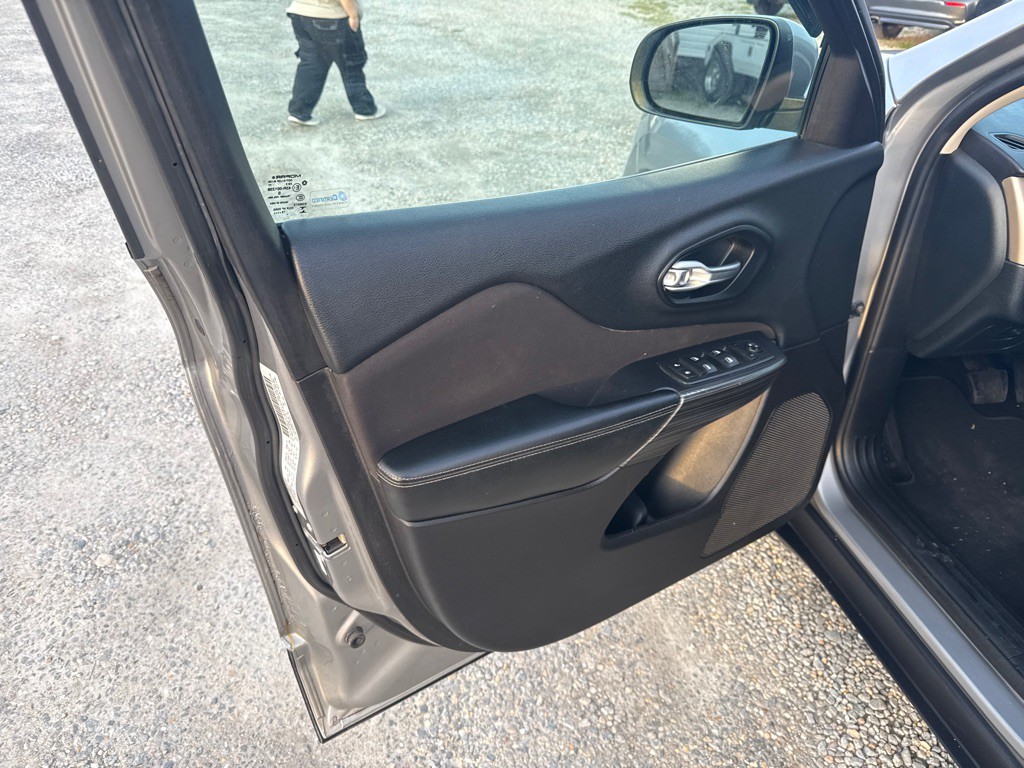 2016 Jeep Cherokee Image 13