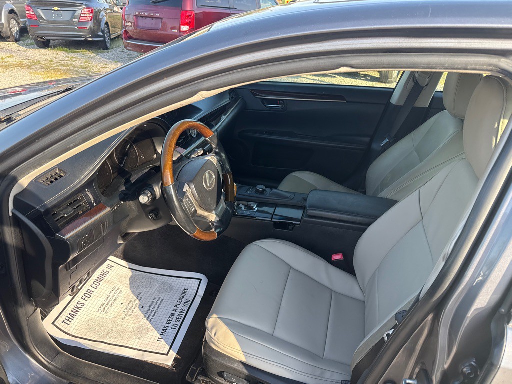 2013 Lexus ES Image 8