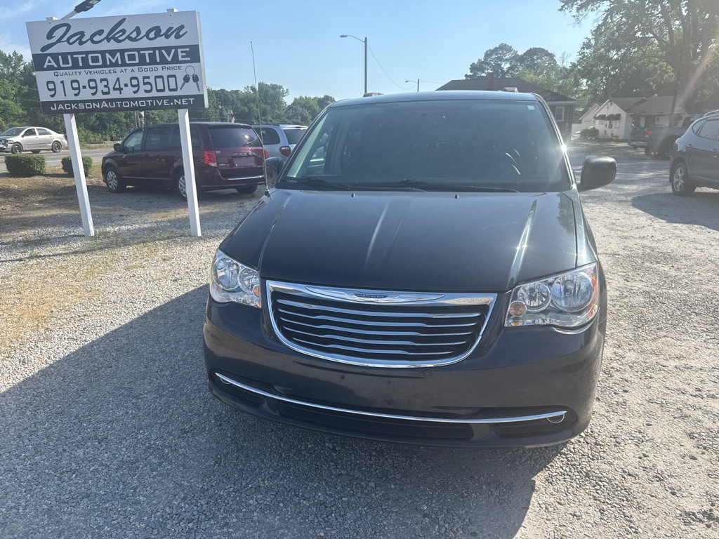 2014 Chrysler Town & Country Image 2