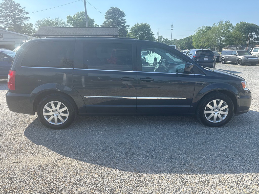 2014 Chrysler Town & Country Image 4