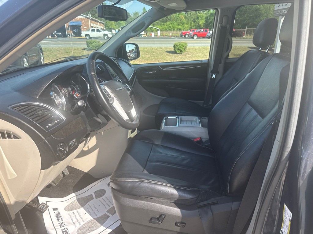 2014 Chrysler Town & Country Image 9