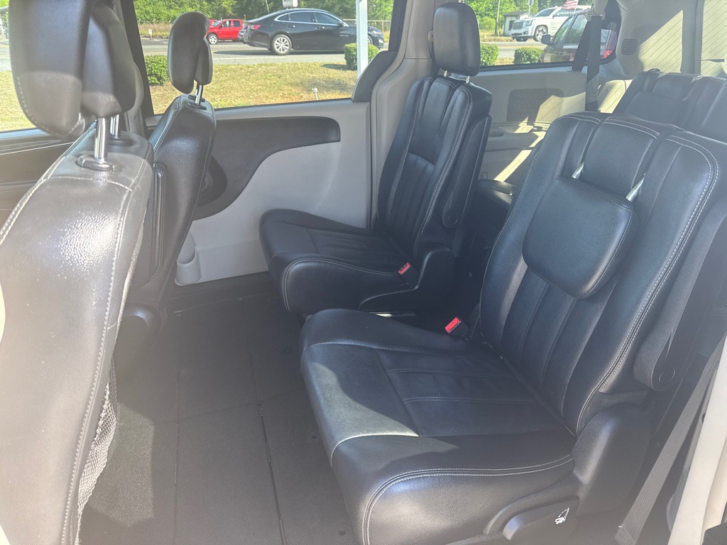 2014 Chrysler Town & Country Image 10