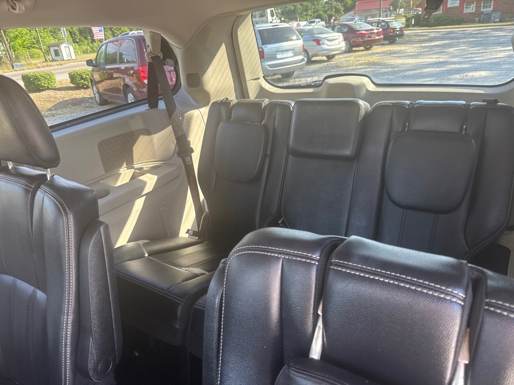 2014 Chrysler Town & Country Image 11