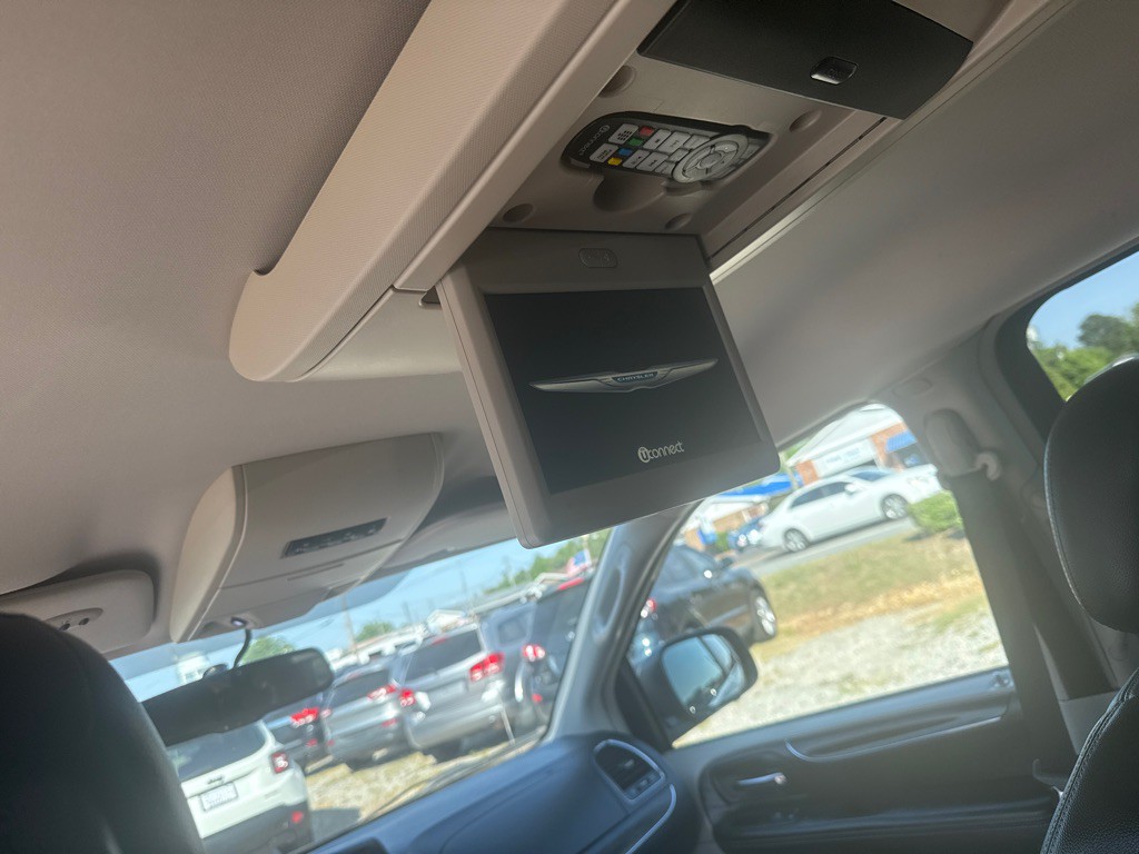 2014 Chrysler Town & Country Image 12