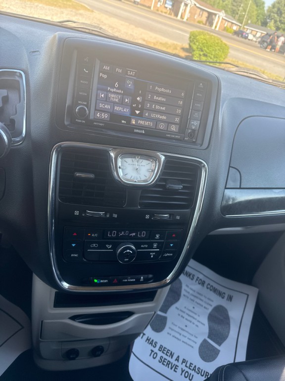 2014 Chrysler Town & Country Image 14