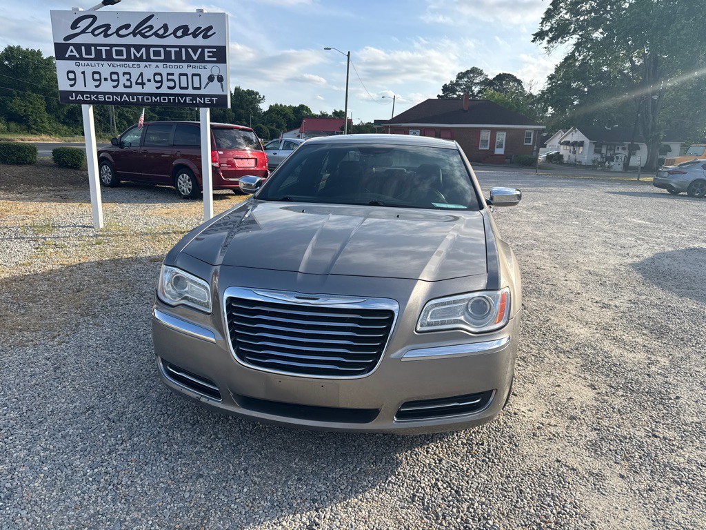 2014 Chrysler 300 Image 2