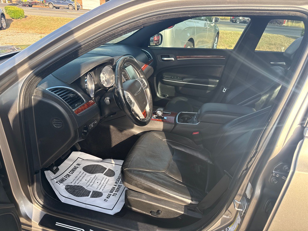 2014 Chrysler 300 Image 9