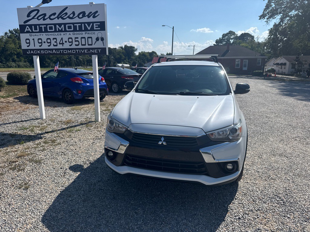 2017 Mitsubishi Outlander Image 2