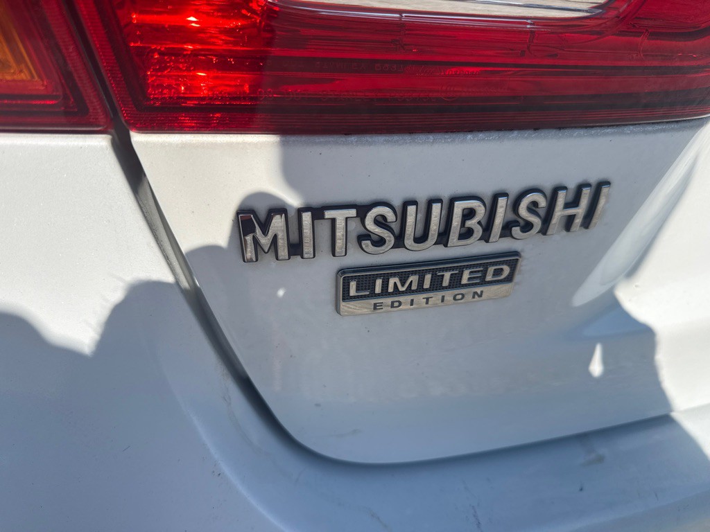 2017 Mitsubishi Outlander Image 9