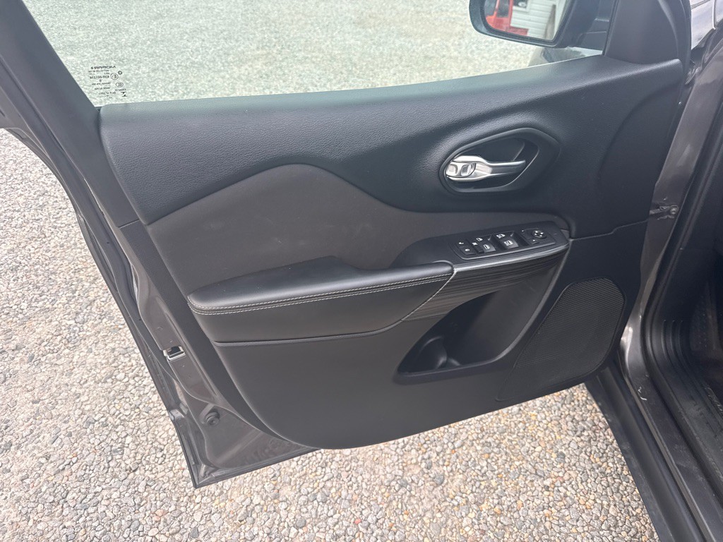 2017 Jeep Cherokee Image 11
