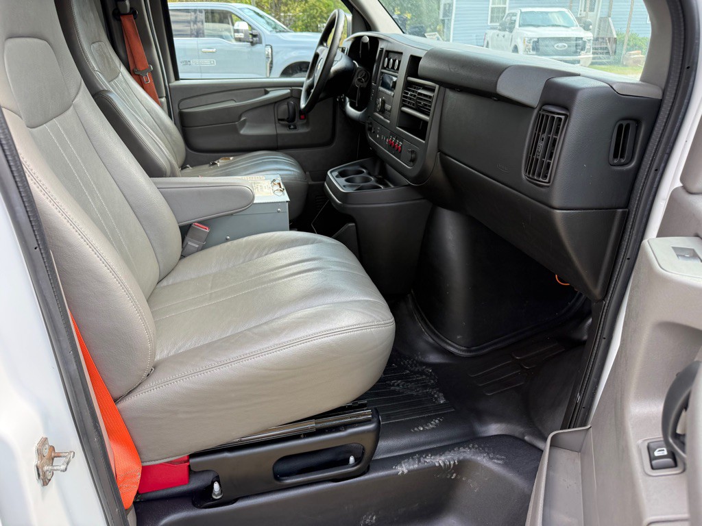 2015 Chevrolet Express Image 6