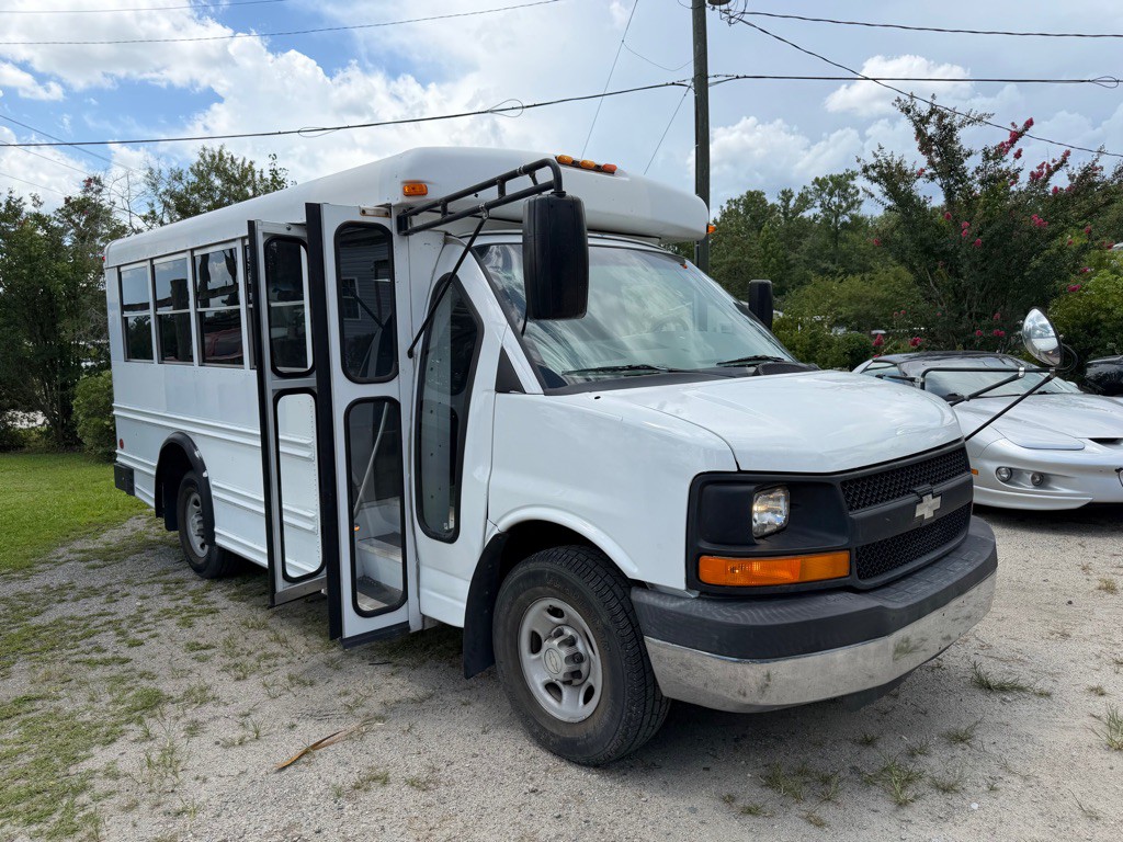 2008 Chevrolet Express Image 2