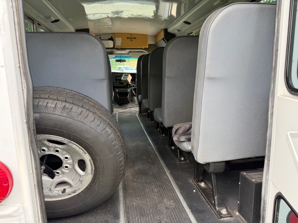 2008 Chevrolet Express Image 8