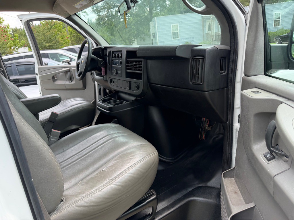 2015 Chevrolet Express Image 8