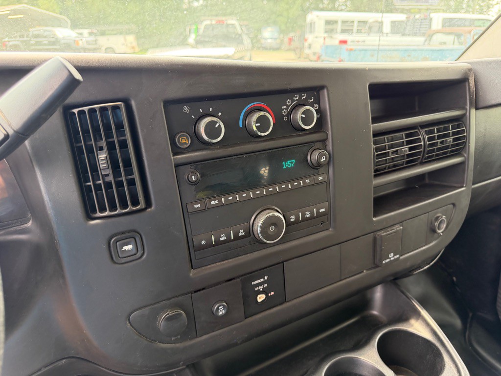 2015 Chevrolet Express Image 9