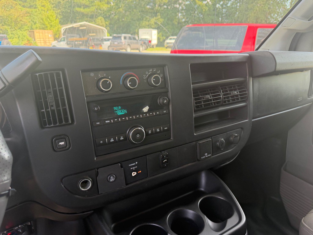 2016 GMC Savana Image 10