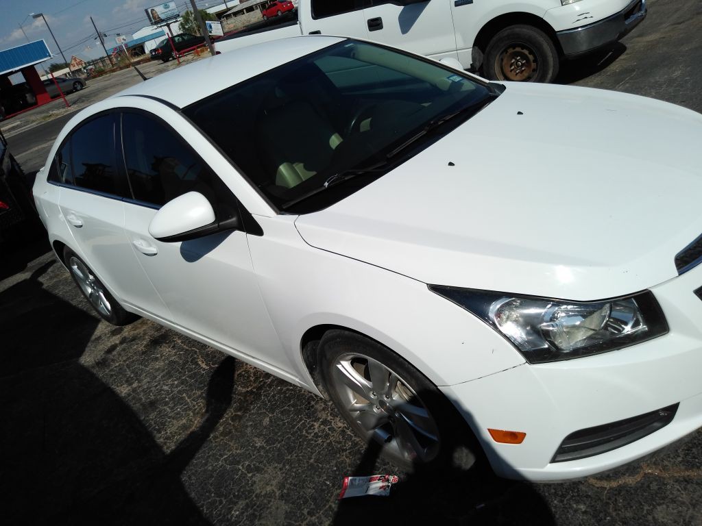 2014 Chevrolet Cruze Image 2