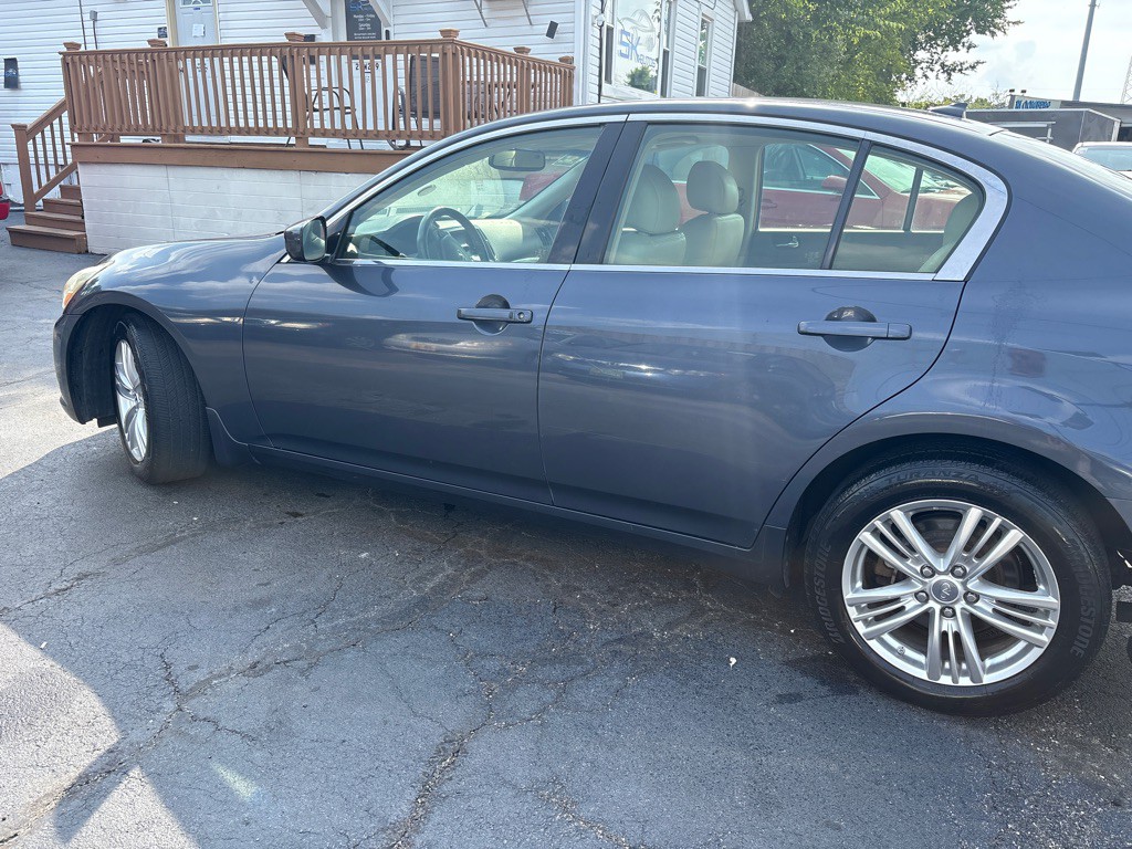 2011 INFINITI G37 Image 5