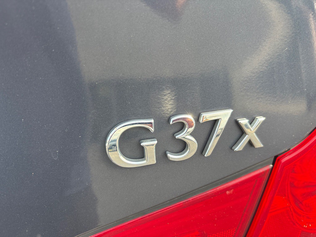 2011 INFINITI G37 Image 7