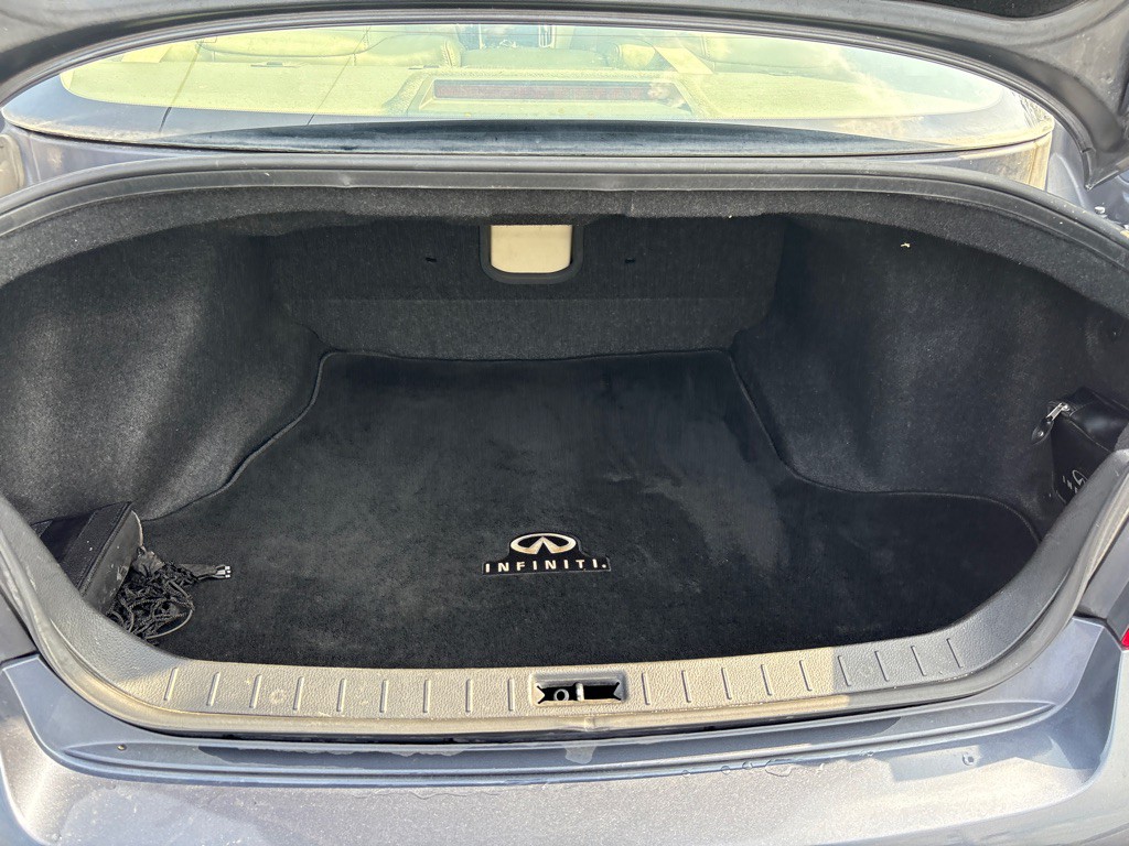 2011 INFINITI G37 Image 9