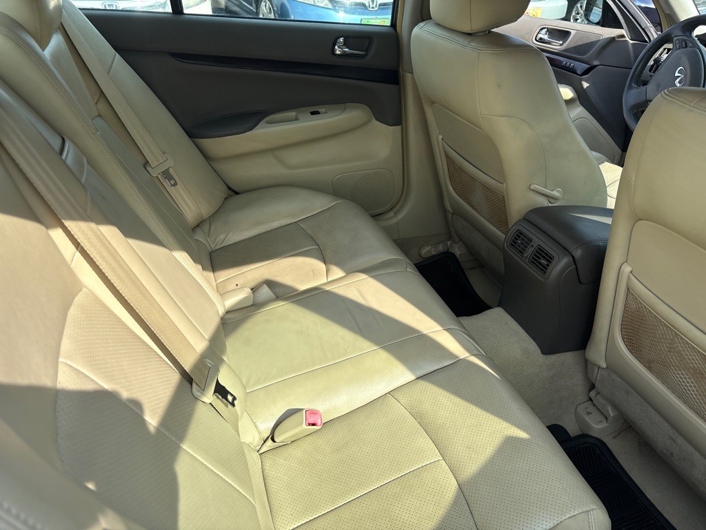 2011 INFINITI G37 Image 11