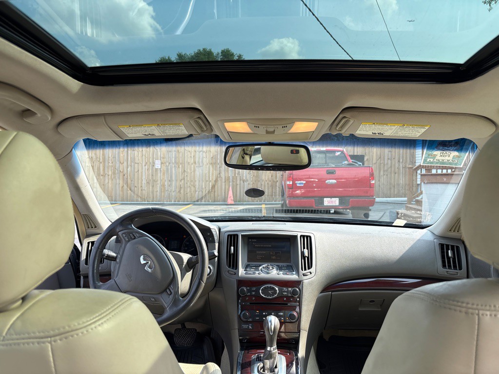 2011 INFINITI G37 Image 12