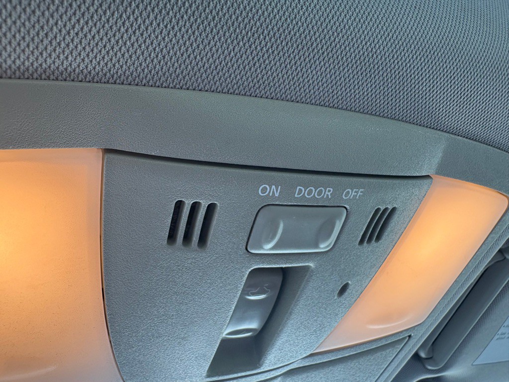 2012 INFINITI G25 Image 18