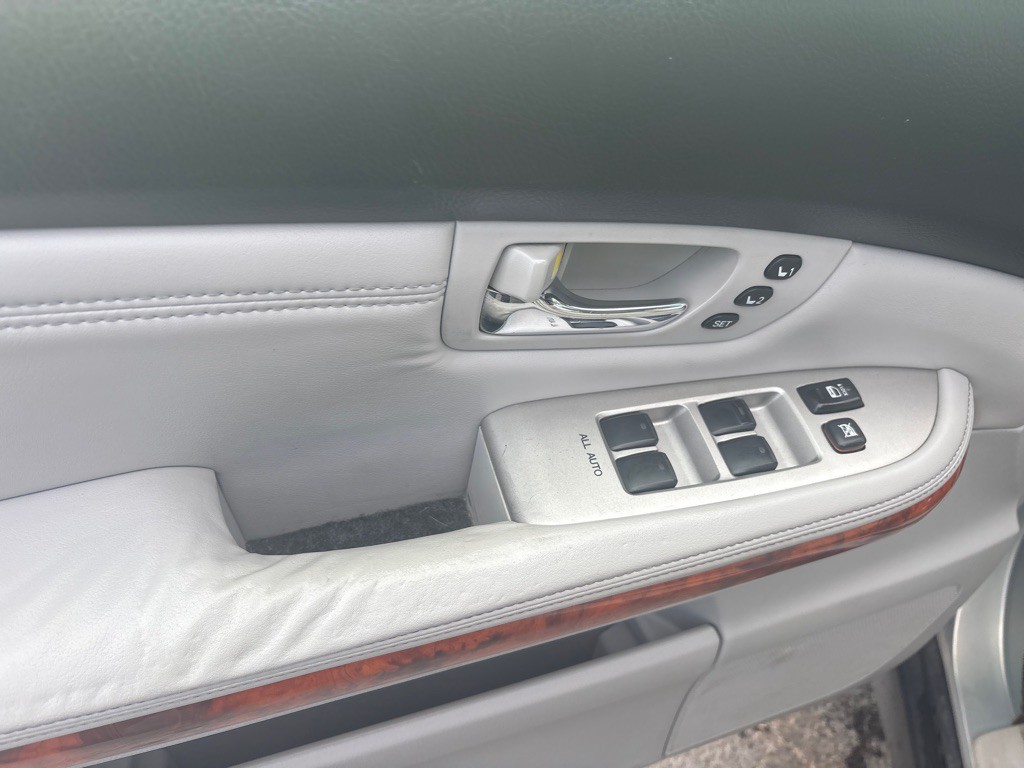 2005 Lexus RX Image 17