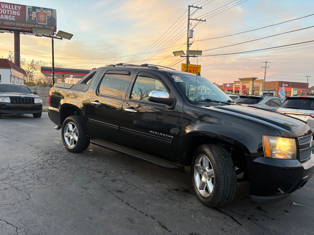 2011 Chevrolet Avalanche Image 3
