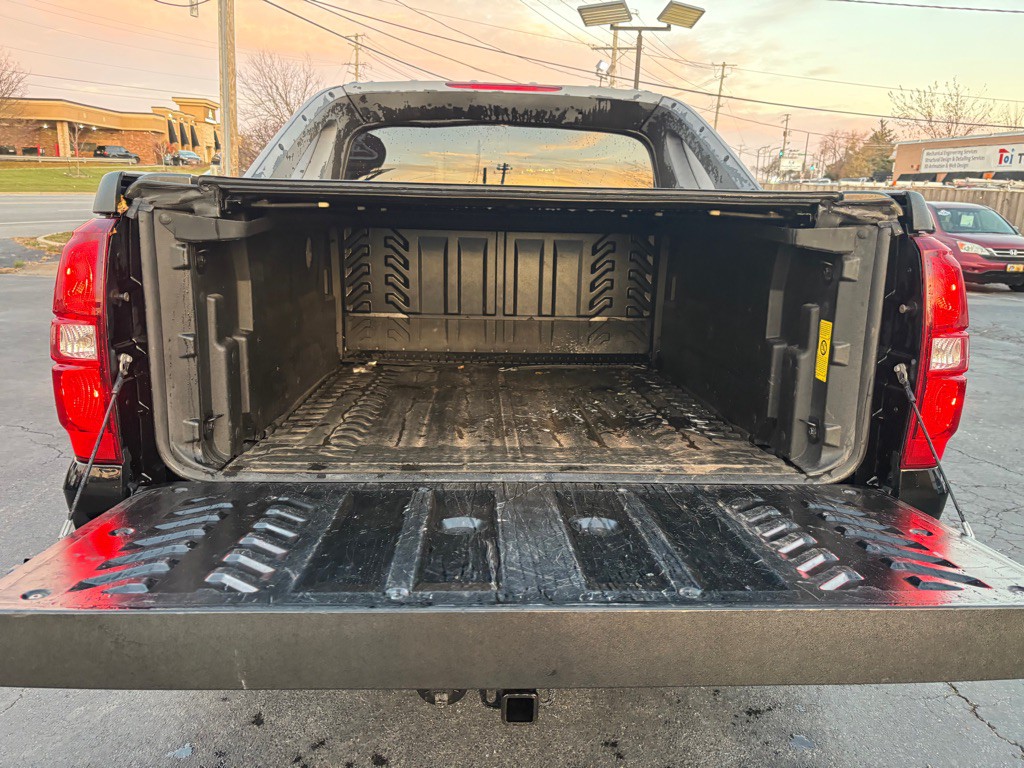 2011 Chevrolet Avalanche Image 9