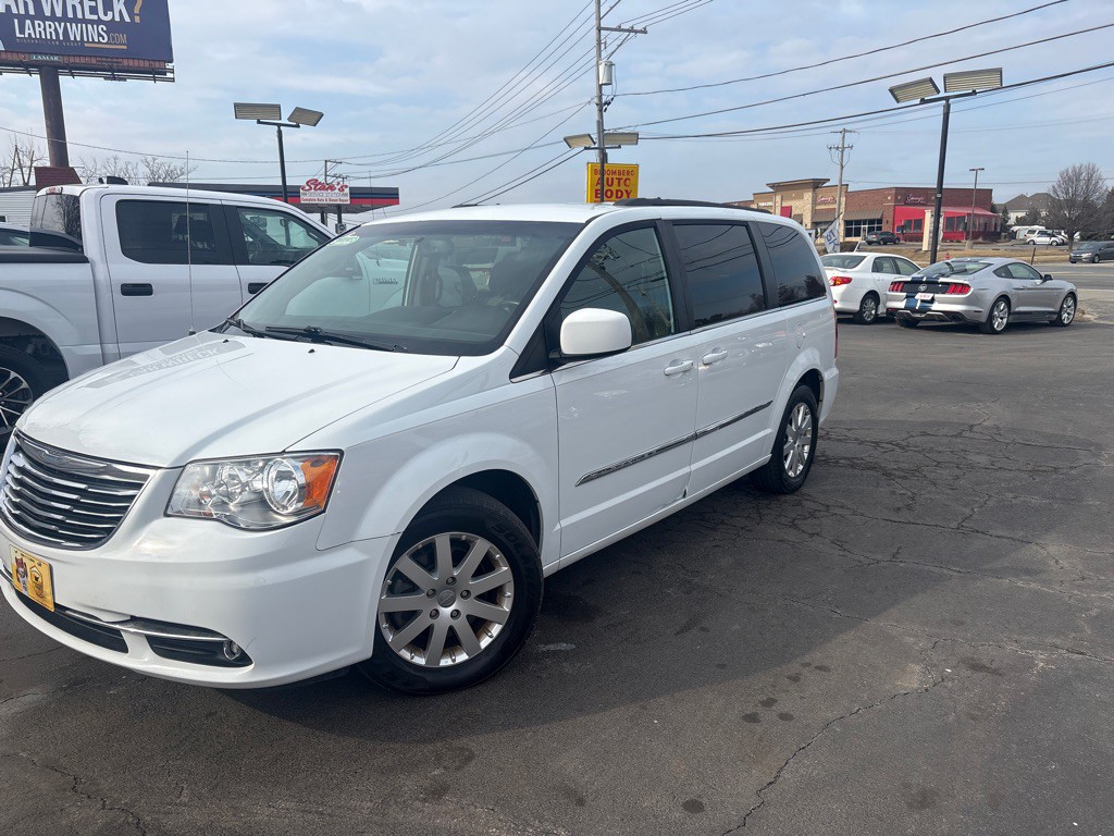 2016 Chrysler Town & Country Image 1