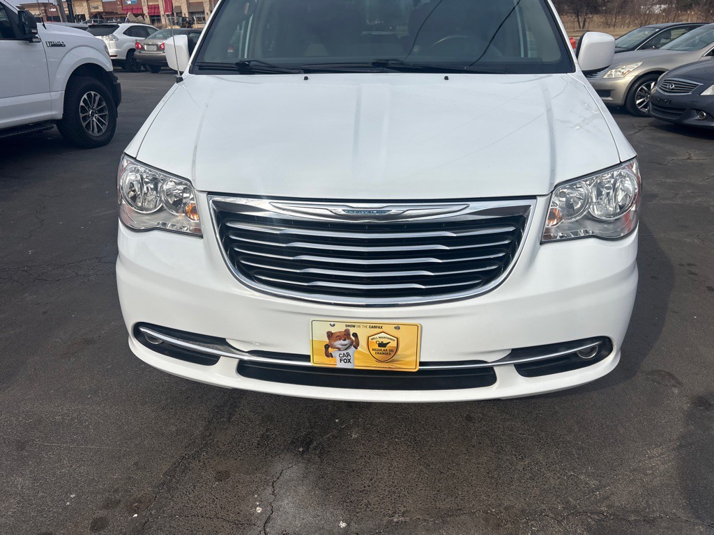 2016 Chrysler Town & Country Image 2