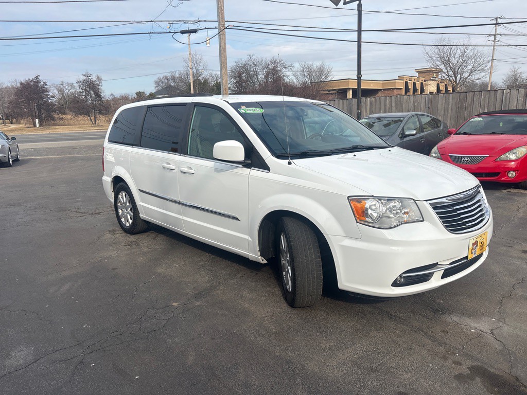 2016 Chrysler Town & Country Image 3