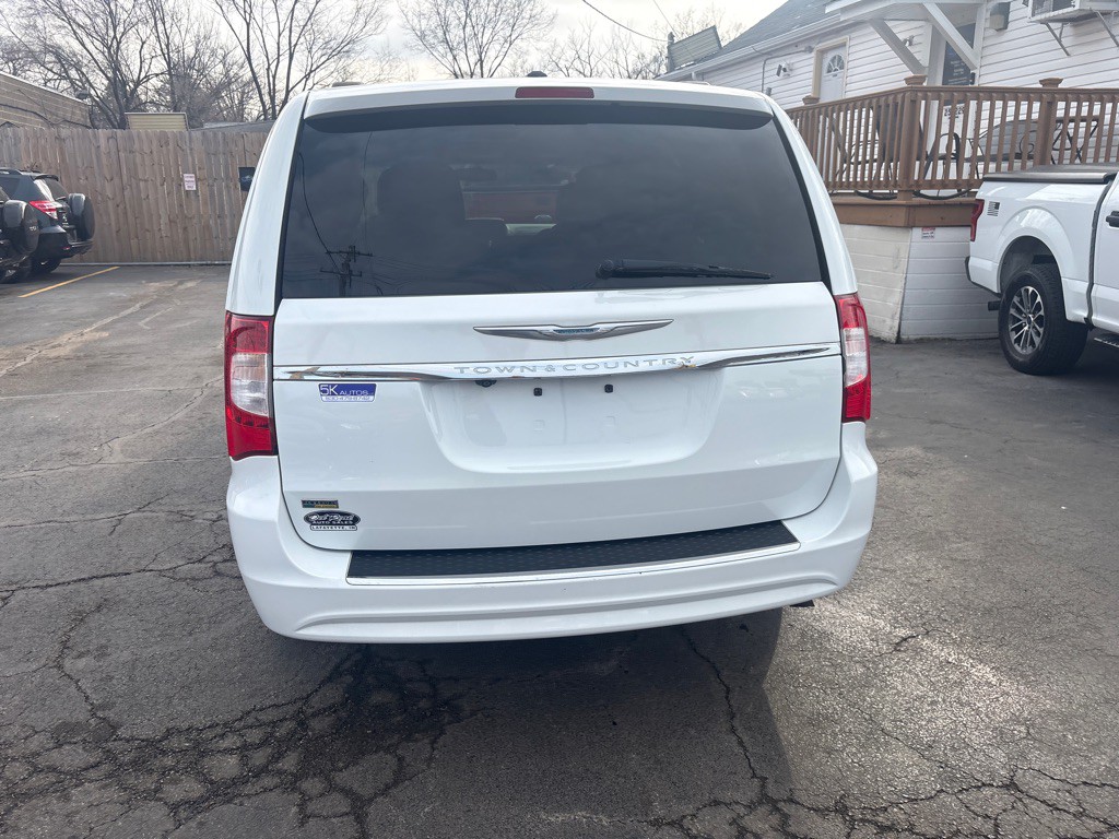 2016 Chrysler Town & Country Image 4