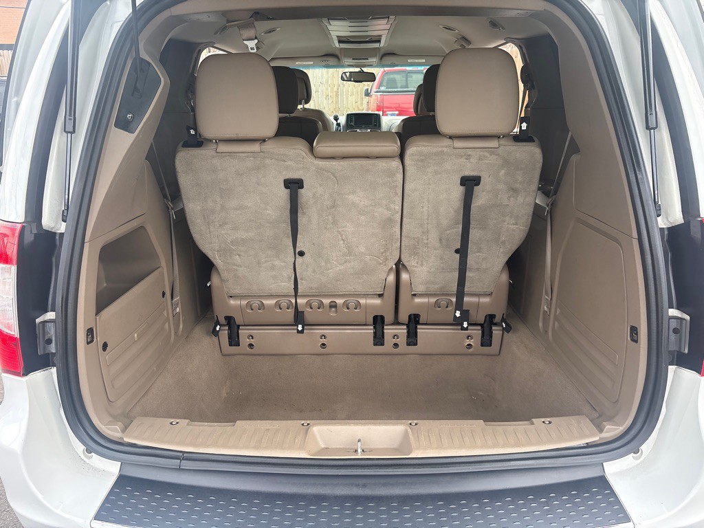 2016 Chrysler Town & Country Image 8