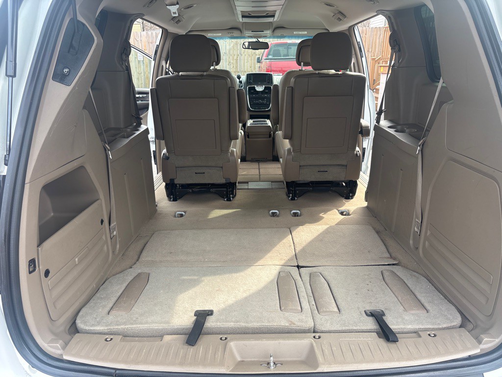 2016 Chrysler Town & Country Image 9