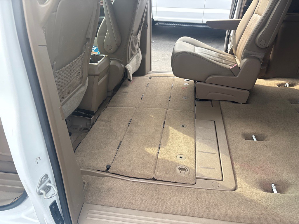 2016 Chrysler Town & Country Image 10