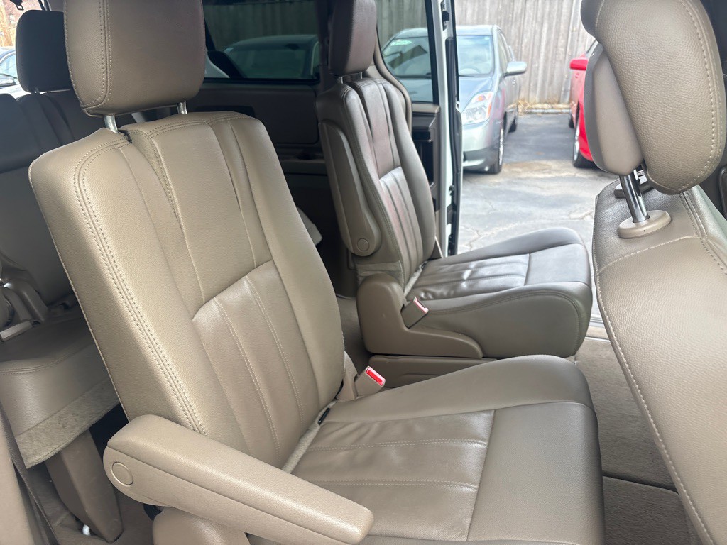 2016 Chrysler Town & Country Image 11
