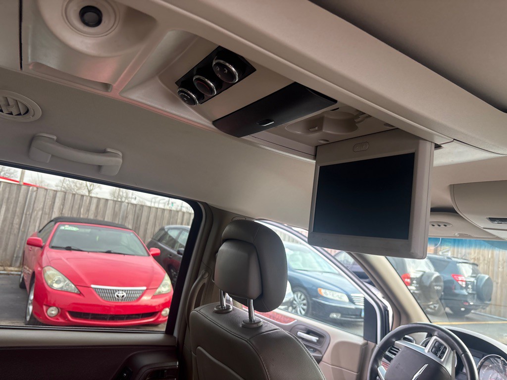 2016 Chrysler Town & Country Image 13