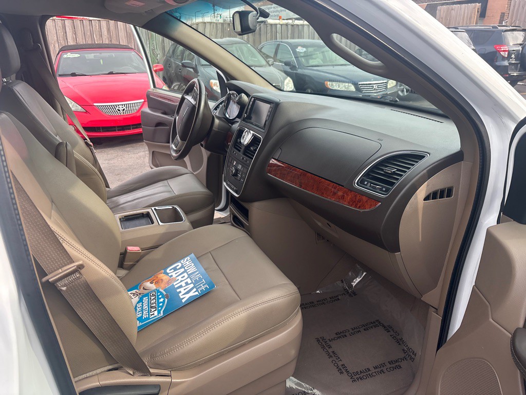 2016 Chrysler Town & Country Image 15