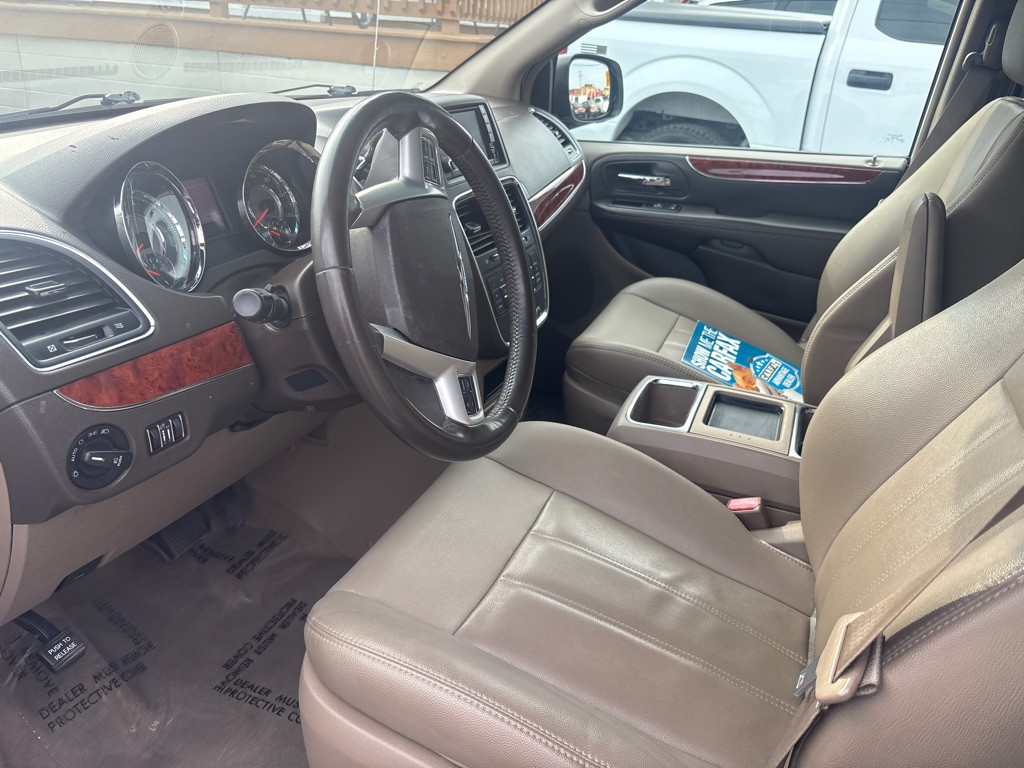 2016 Chrysler Town & Country Image 16