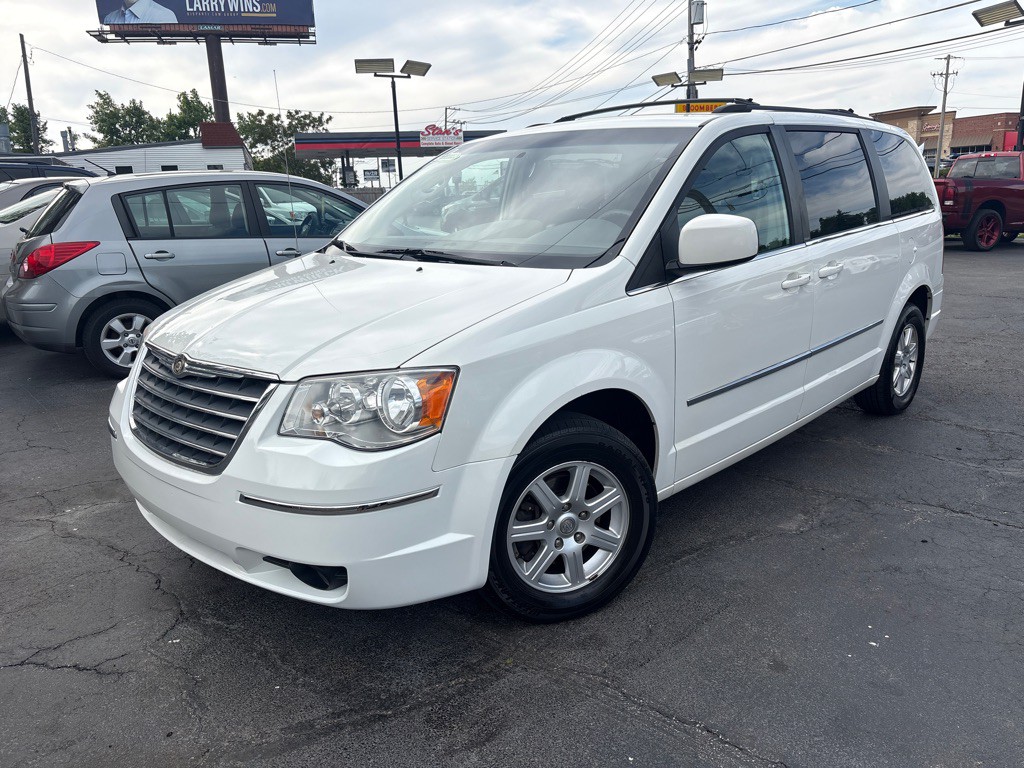 2010 Chrysler Town & Country Image 1