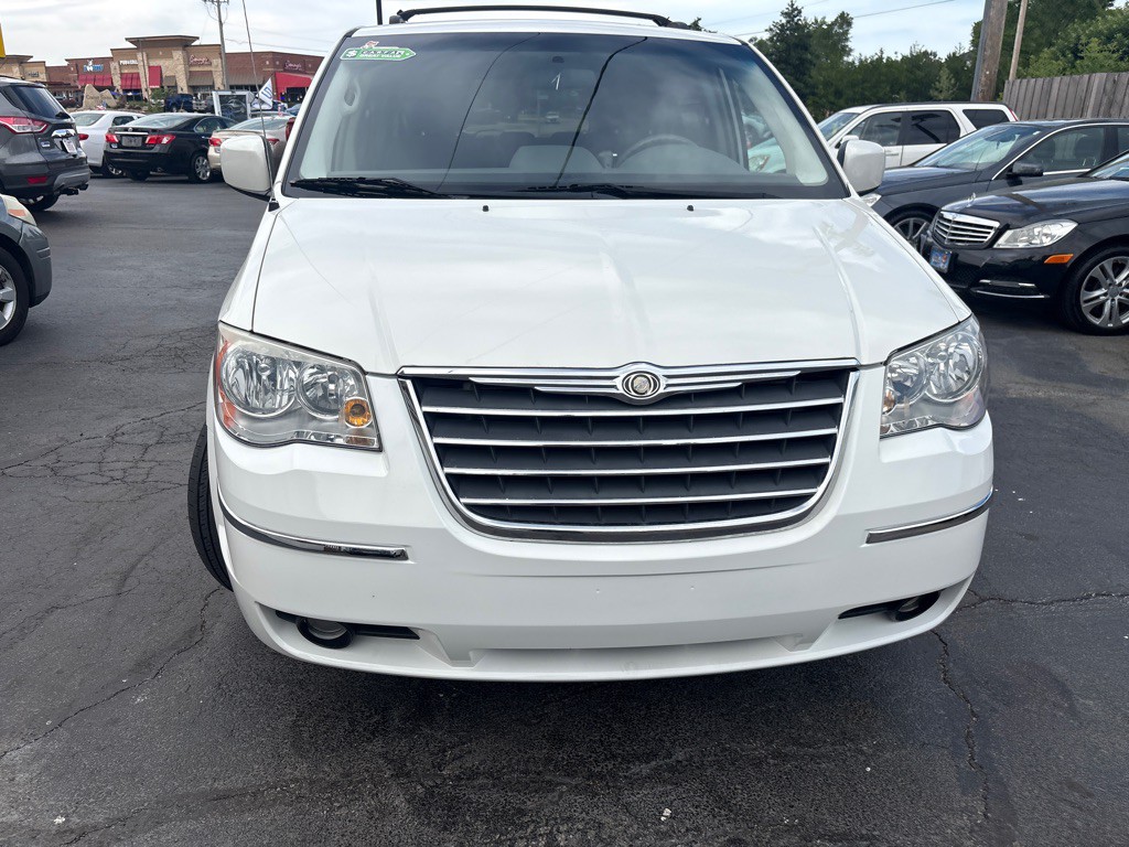 2010 Chrysler Town & Country Image 2