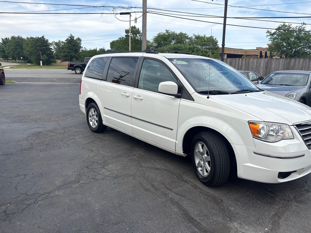 2010 Chrysler Town & Country Image 3