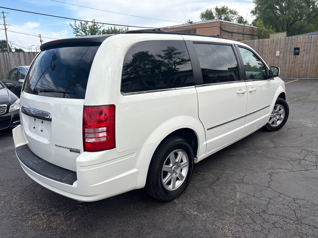 2010 Chrysler Town & Country Image 4