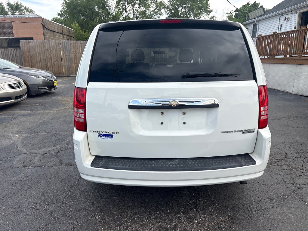 2010 Chrysler Town & Country Image 5