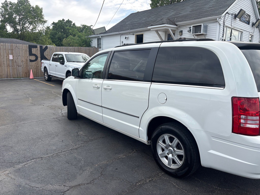2010 Chrysler Town & Country Image 6