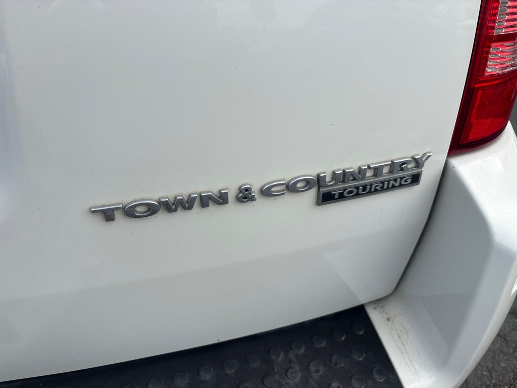 2010 Chrysler Town & Country Image 7