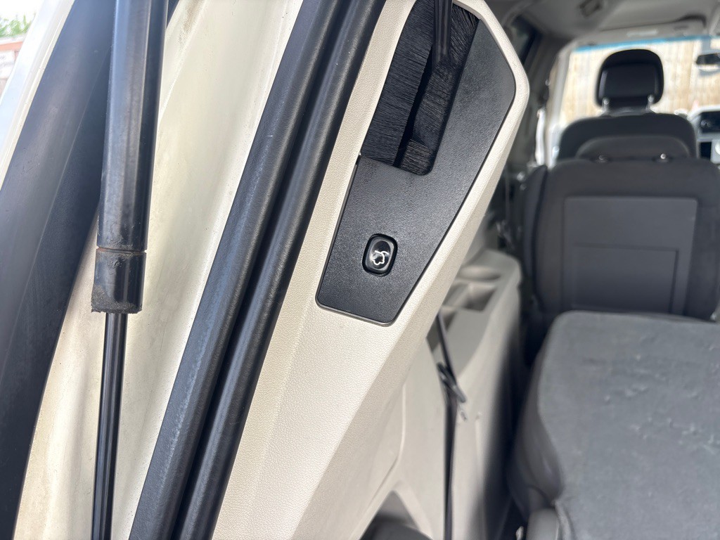 2010 Chrysler Town & Country Image 10