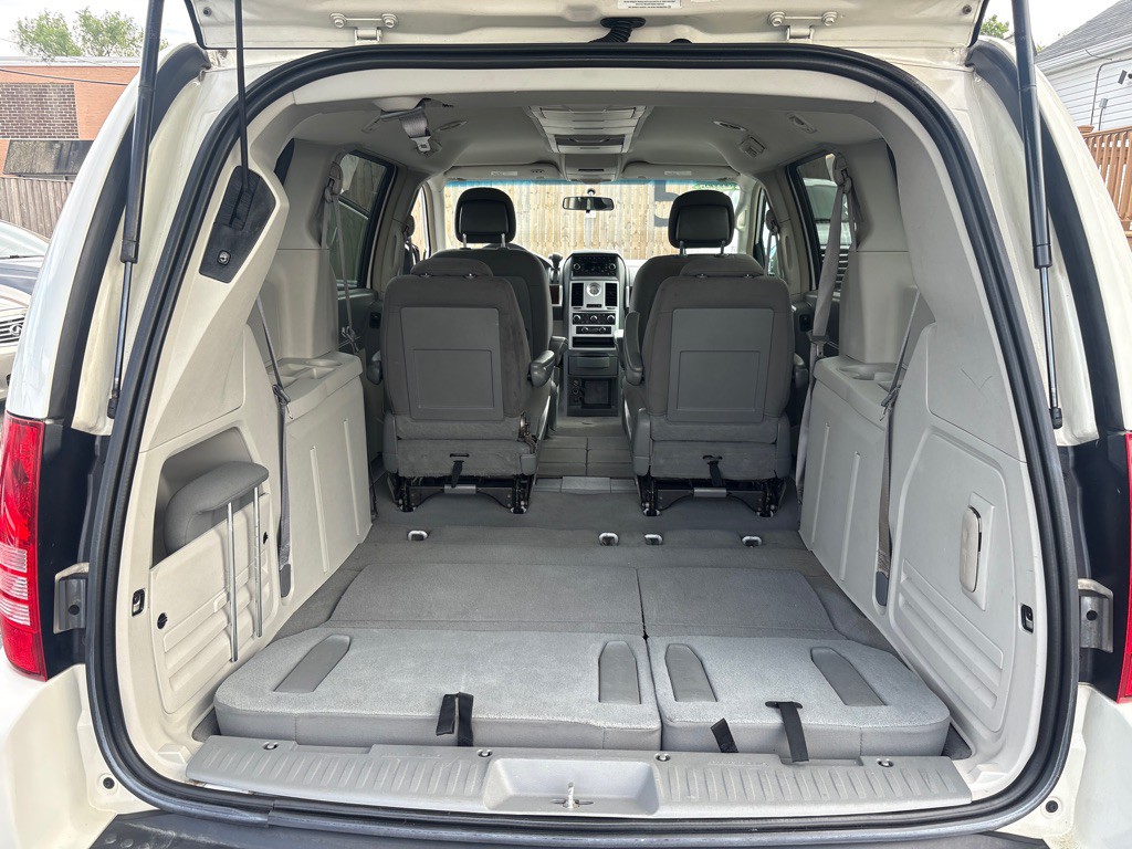 2010 Chrysler Town & Country Image 12